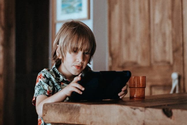 annie-spratt-unsplash_kid-on-device