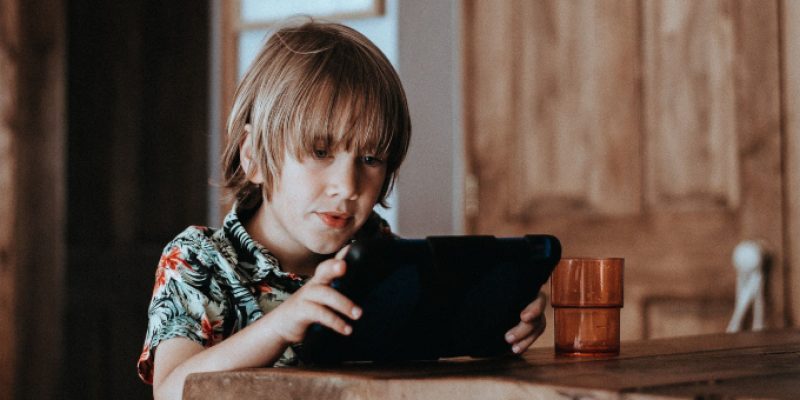 annie-spratt-unsplash_kid-on-device